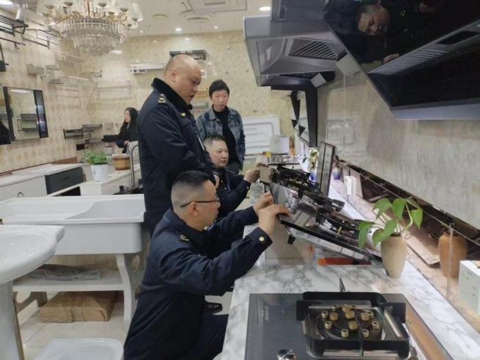 合江縣市場監管局開展燃氣器具及電取暖器等產品質量檢查，確保家用電器零配件銷售安全